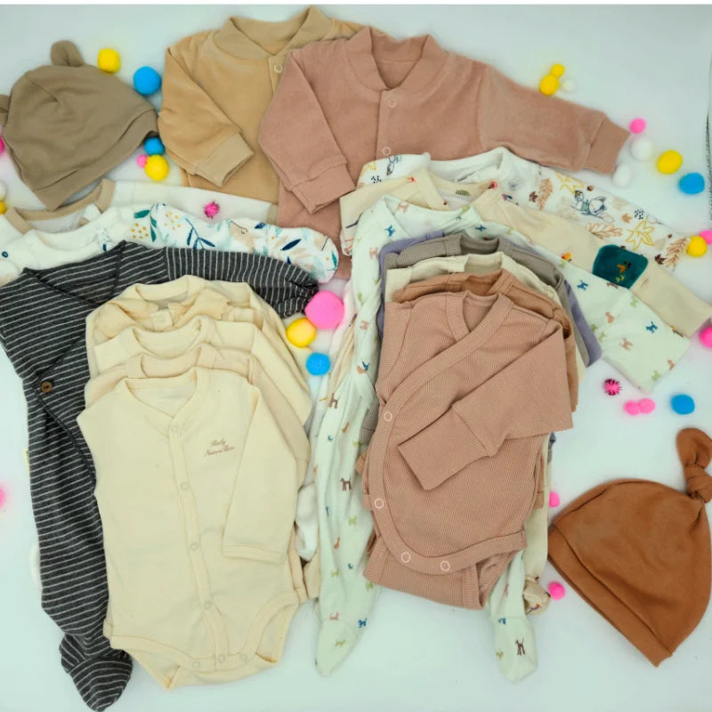 Trousseau naissance en 2 tailles version filles, comprenant les bodies, les pyjamas, les gilets et les bonnets nécessaires à la maternité