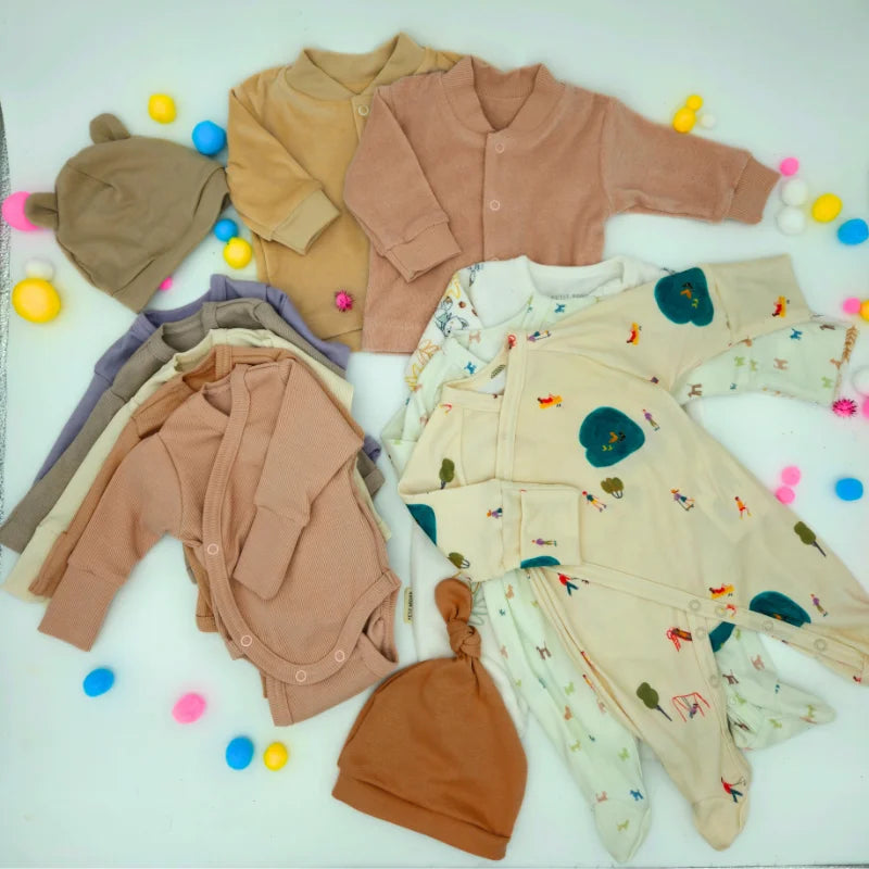 Illustration trousseau naissance avec 1 taille version fille, comprenant les bodies, les pyjamas, les gilets et les bonnets nécessaires au séjour à la maternité